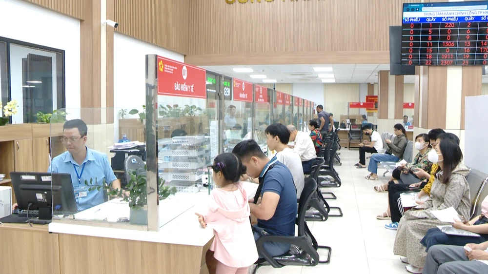 People come to Ha Long City Public Administration Centre to complete administrative procedures. (Photo: baoquangninh.vn)