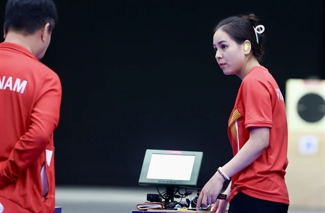 Trinh Thu Vinh (right) talks with her coach Park Chung Gun during her 10m air pistol event at the Paris Olympics. (Photo: VNA)