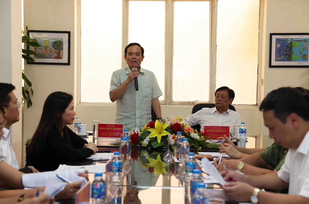 Deputy Prime Minister Tran Luu Quang speaks at the meeting with the centre for monitoring fishing vessels under the Directorate of Fisheries of the Ministry of Agriculture and Rural Development on August 7. (Photo: VNA)