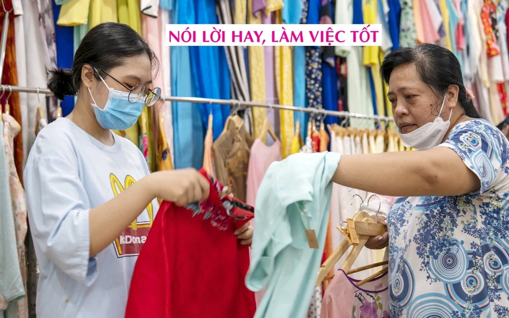 Women choose "ao dai" at the shop. (Photo: phunuvietnam.vn)