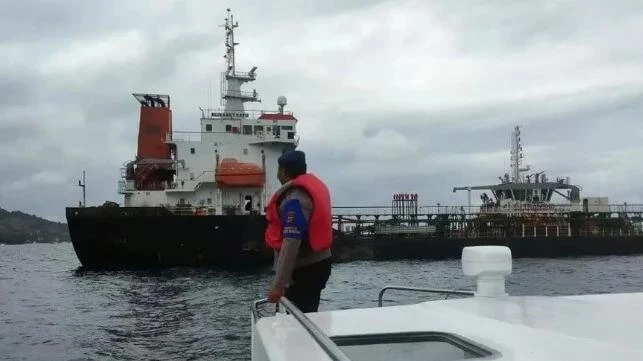 The tanker with 21 crew members aboard is sailing near Tepekong island in Candidasa waters and heading to Badas Sumbawa, West Nusa Tenggara province, when the accident happens. (Photo: maritime-executive.com)