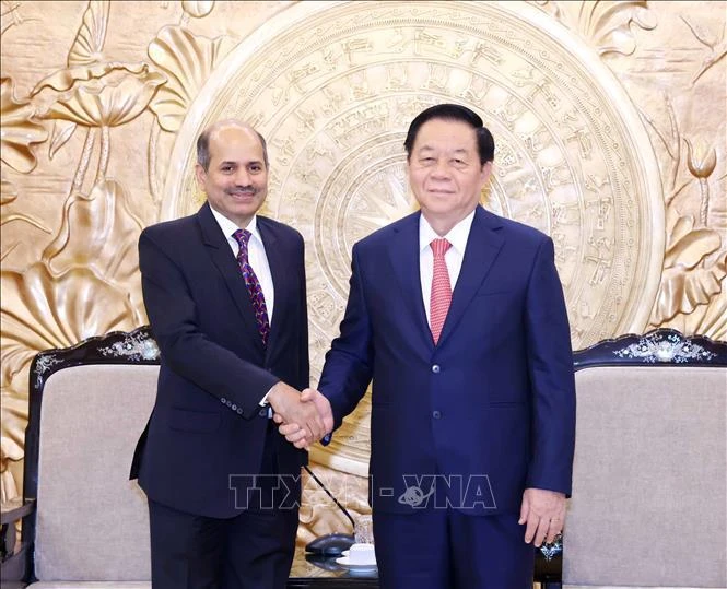 Chairman of the Commission for Information and Education Nguyen Trong Nghia (R) and Indian Ambassador Sandeep Arya (Photo: VNA)