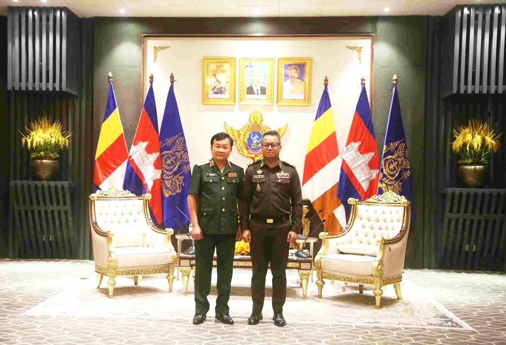 Vietnamese Deputy Defence Minister Sen. Lieut. Gen. Hoang Xuan Chien (L) and Cambodian Deputy Prime Minister and Minister of Defence General Tea Seiha (Photo: VNA)