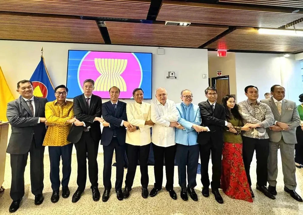 Vietnamese Ambassador to the US Nguyen Quoc Dung (fourth from left) with Ambassadors/ Charge d'Affaires of embassies of ASEAN countries in Washington D.C. (Photo: VNA)