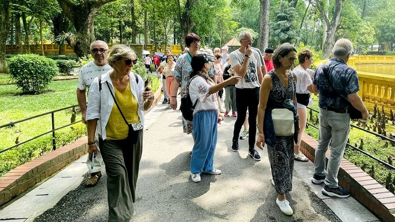 Foreign tourists at President Ho Chi Minh's Vestige in Presidential Palace Area (Photo: nhandan.vn)