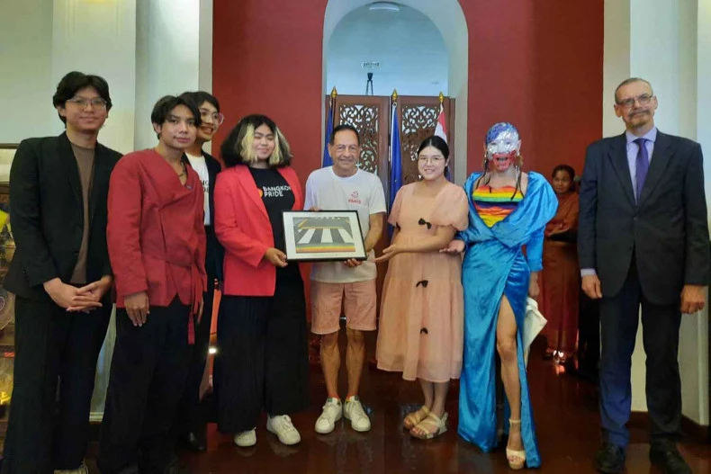 The Bangkok Pride team was receiving Prix international award from Jean-Luc Romero-Michel, Deputy Mayor of Paris (in white t-shirt with shorts) (Source: Bangkokpost)