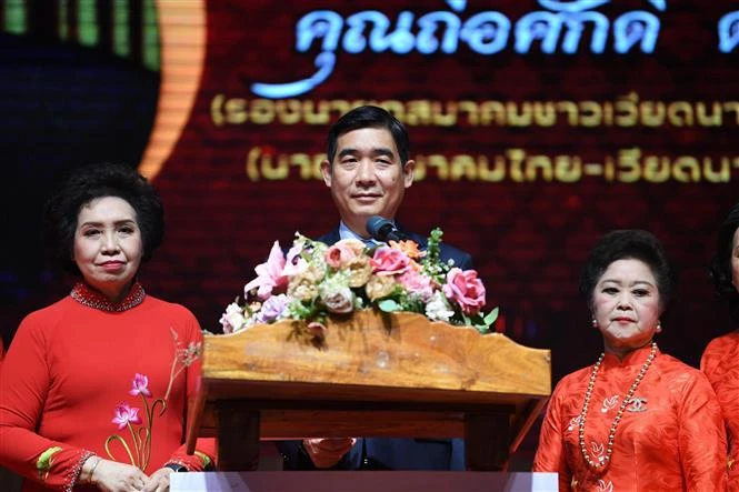 Vietnamese Ambassador to Thailand Pham Viet Hung speaks at the event to announce the new executive board of the organisation of Vietnamese women in Thailand in the 2024-026 term in Nong Khai province. (Photo: VNA)