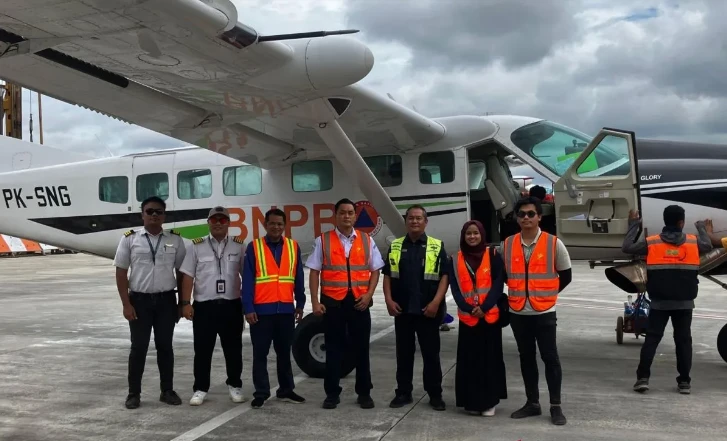 BMKG's Acting Deputy for Weather Modification Tri Handoko Seto (third from left), with airport authorities and flight crew at Aji Pangeran Tumenggung Pranoto Airport, Samarinda on August 9. (Photo: ANTARA)