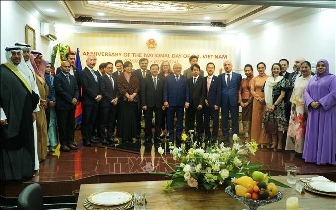 Delegates to the event take a group photo. (Source: VNA)