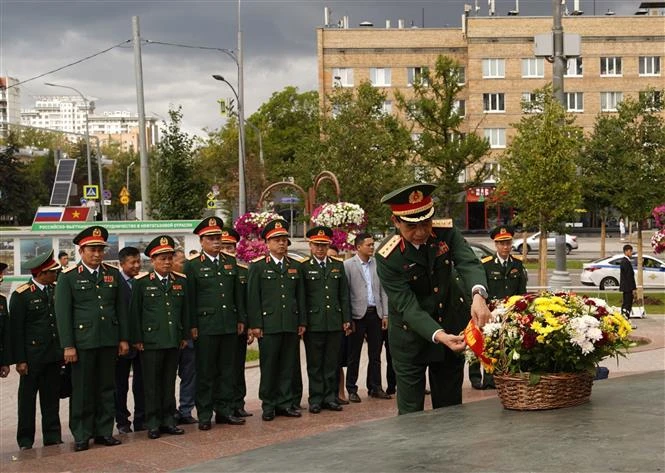 Minister of National Defence General Phan Van Giang and the high-ranking delegation of the Ministry of National Defence pay floral tribute to President Ho Chi Minh’s Monument in Moscow. (Photo: VNA)