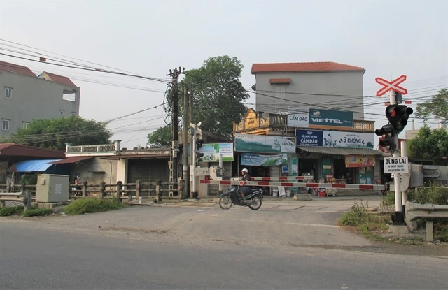 A railway crossing in the northern province of Nam Dinh. The Vietnam Railway Authority stated that this project involves the construction of overpasses and underpasses in combination with the local road systems along the railway lines to eliminate unauthorised crossings. (Photo: baogiaothong.vn) 