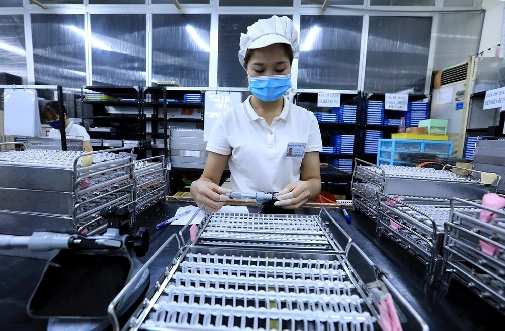 Lens production at a Japanese-invested firm in the northern province of Hoa Binh. (Photo: VNA)