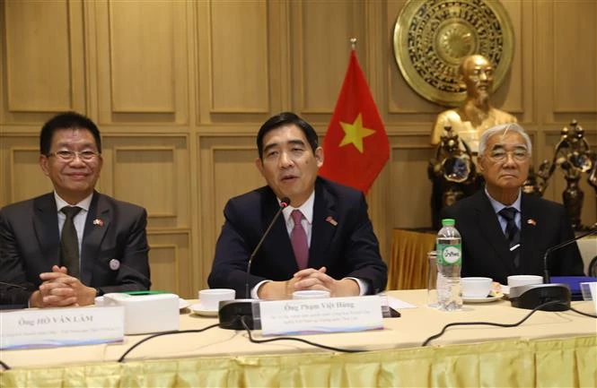 Vietnamese Ambassador to Thailand Pham Viet Hung (centre) and Chairman of Thai-Vietnamese Business Association Ho Van Lam (left) at the conference (Photo: VNA)