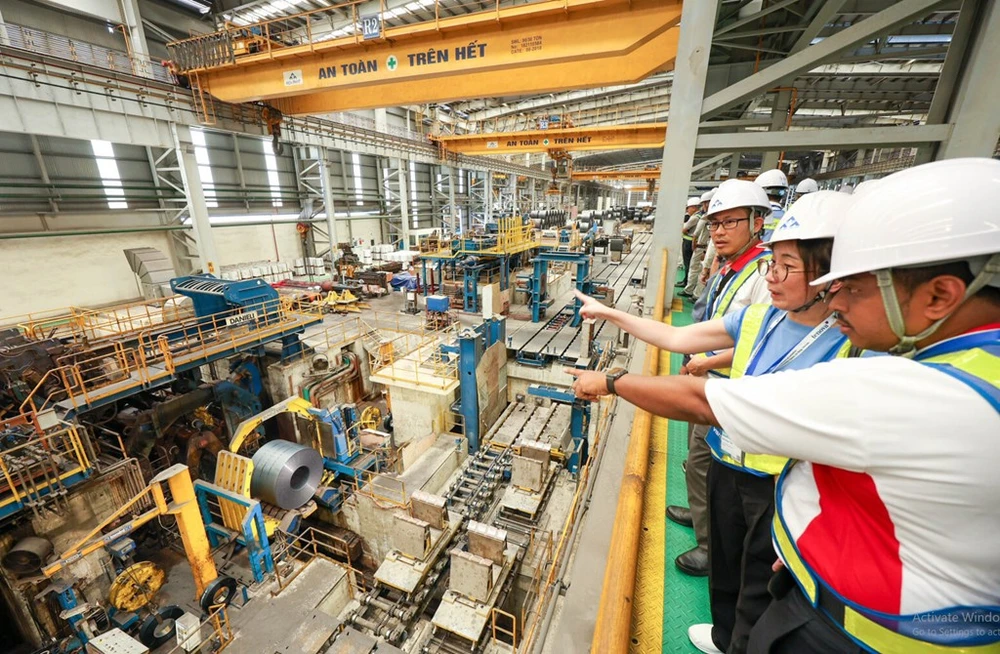 At Hoa Phat steel manufacturing assembly in Dung Quat (Photo: VNA)