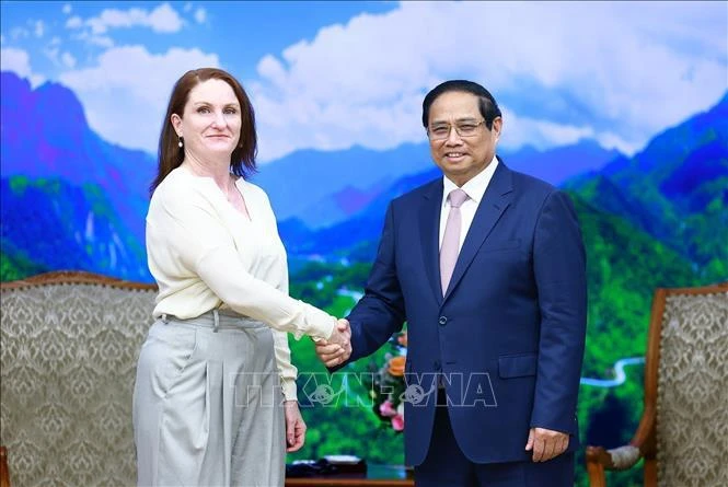 Prime Minister Pham Minh Chinh (R) receives the new Ambassador of New Zealand, Caroline Beresford, in Hanoi on August 13. (Photo: VNA)