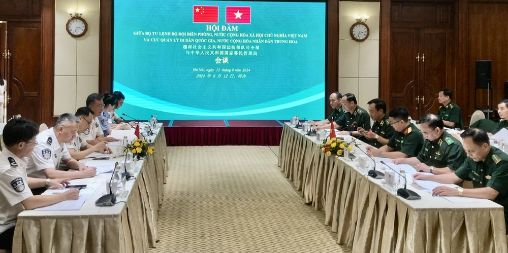 At the talks between the Vietnam Border Guard High Command and the National Immigration Administration of China in Hanoi on August 12. (Photo: VNA)