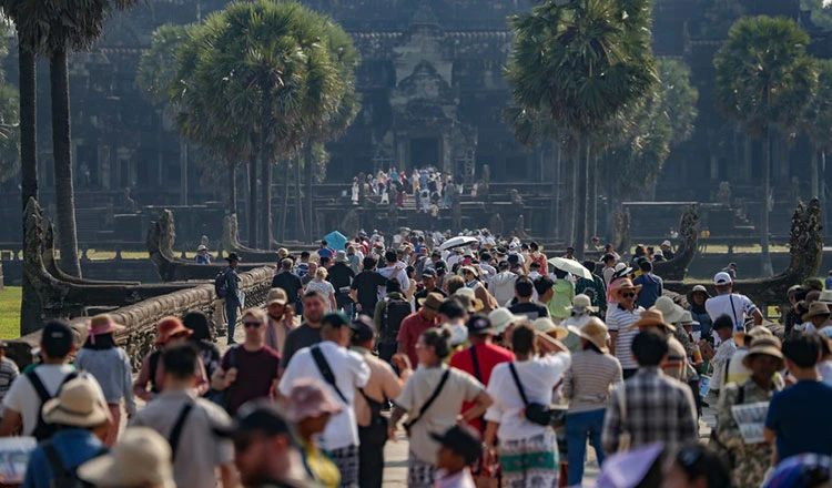 Tourists visit the Angkor Wat in Siem Reap province, Cambodia. (Photo: Xinhua)