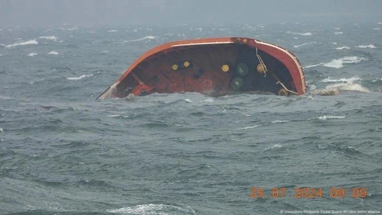 Motor tanker Terranova sinks off Manila (Photo: MSN)