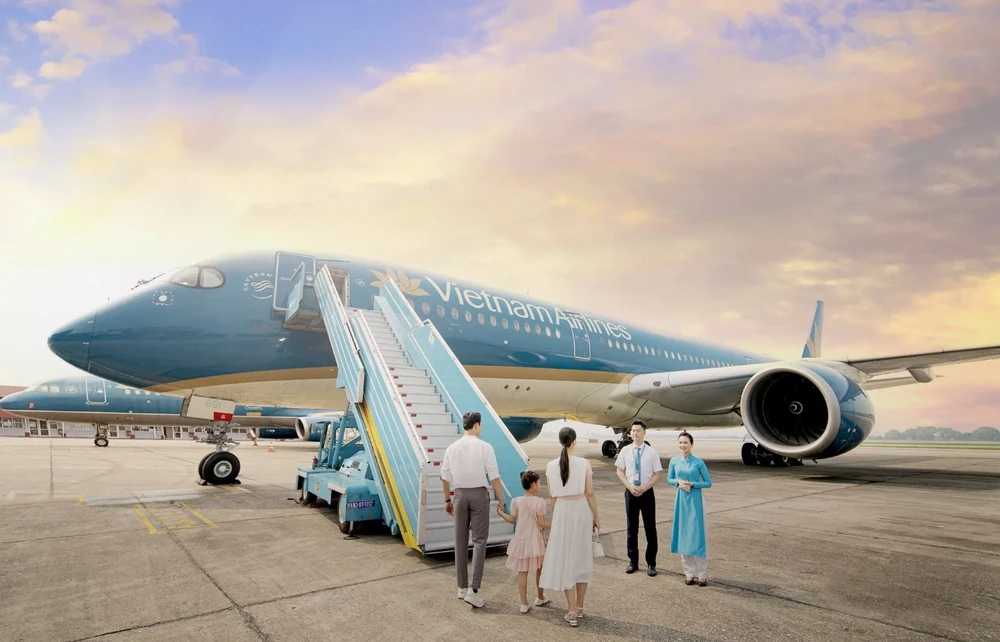 The national flag carrier Vietnam Airlines will offer half a million seats during National Day holidays. (Photo: VNA)