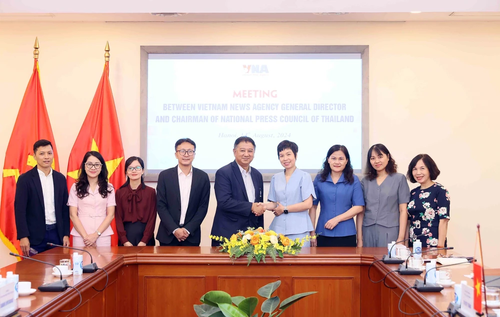 General Director of the Vietnam News Agency (VNA) Vu Viet Trang (fourth from right) on August 14 receives Chairman of the National Press Council of Thailand and Senior Advisor to the Thai Journalists Association Chavarong Limpattamapanee (centre). (Photo: VNA)