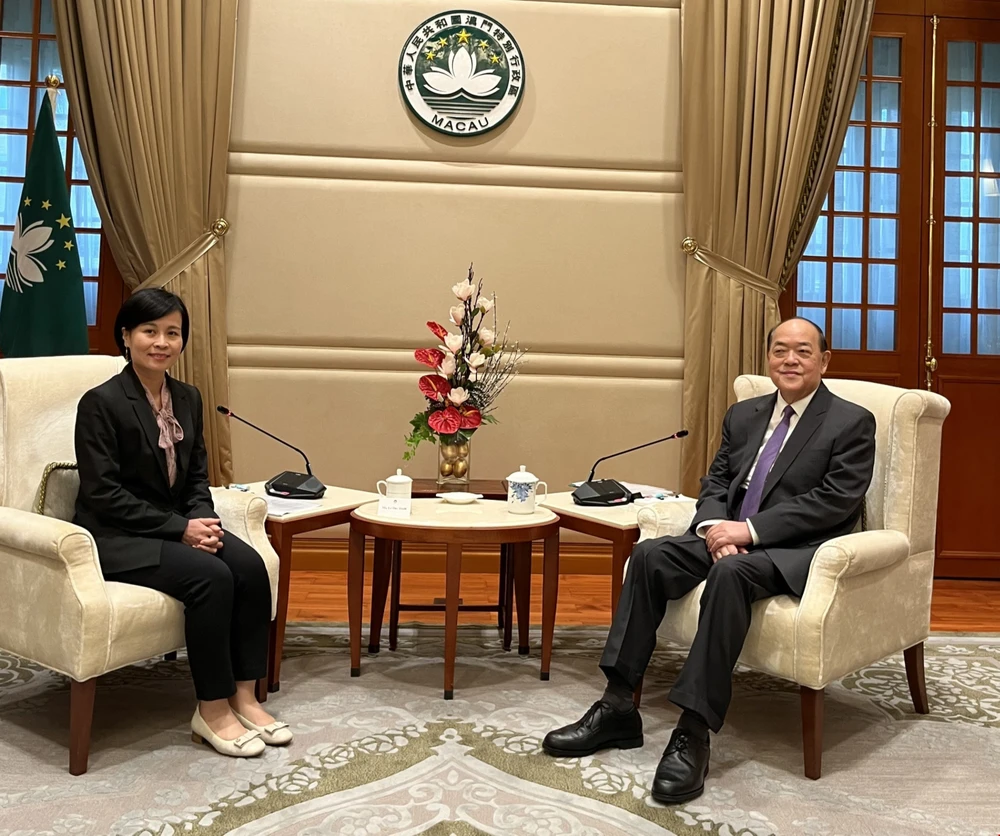 Vietnamese Consul General in China’s Hong Kong and Macau Le Duc Hanh (L) and Chief Executive of the Macau Special Administrative Region Ho Iat Seng (Photo: VNA)