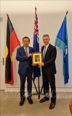 MP Matt Thistlethwaite, Assistant Minister for Immigration of Australia, and Vietnamese Ambassador Pham Hung Tam (right). (Photo: VNA)