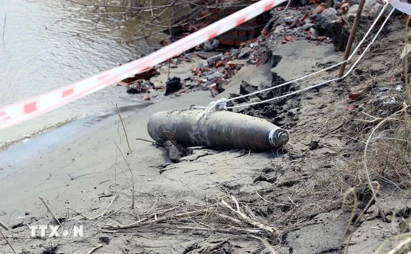 A war-time bomb weighing more than 100 kg is uncovered in Viet Tri City, the province of Phu Tho, on August 14. (Photo: VNA)