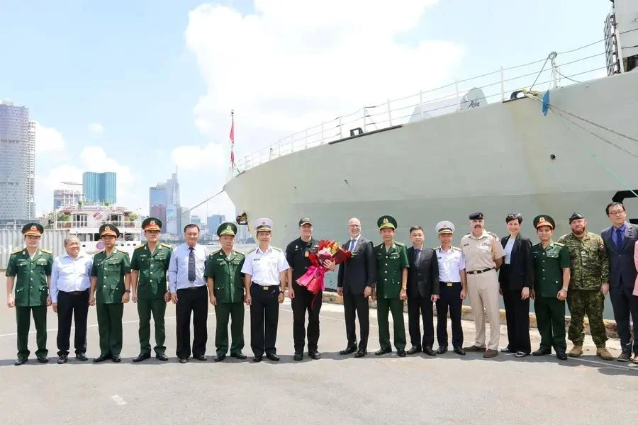 Representatives of Vietnam Navy Region 2, leaders of Ho Chi Minh City departments and agencies, the Canadian Embassy in Vietnam, the captain of the Royal Canadian Navy HMCS Montreal and crew members at Nha Rong Wharf. ( (Photo: VNA)