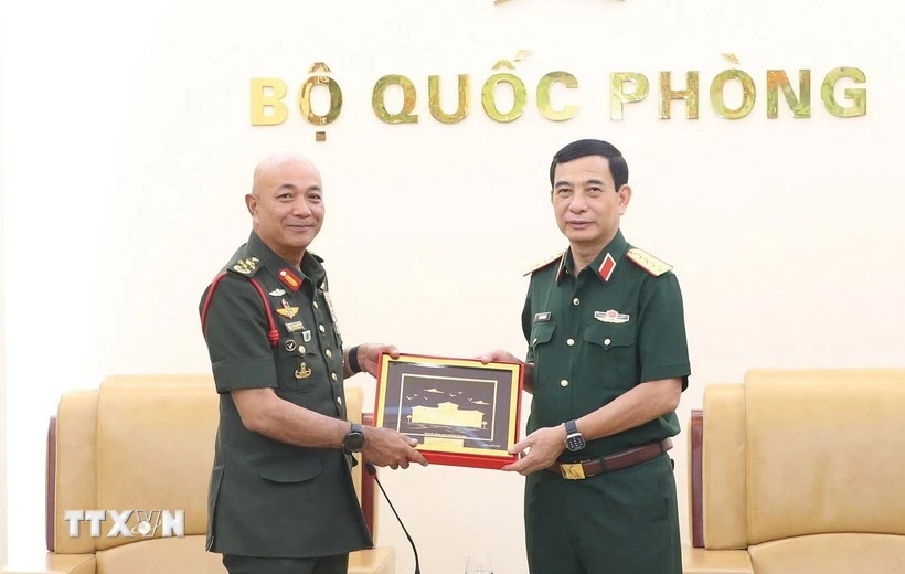 General Phan Van Giang (R), Minister of National Defence presents a souvenir to General Tan Sri Datuk Seri Mohammad bin Ab Rahman, Chief of Defence Forces of Malaysia in Hanoi on August 15 (Photo: VNA)