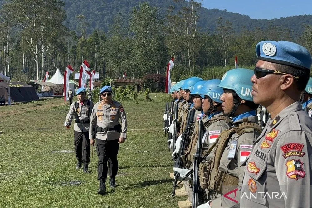 Chief of the Indonesian Police's international relations division, Inspector General Krishna Mukti is inspecting police officers of the Garuda Bhayangkara Corps, who will be deployed for the UN peacekeeping mission in the Central African Republic on October 11. (Photo: Antara)