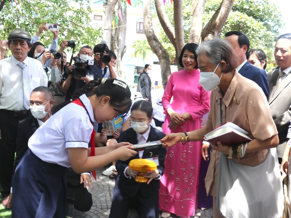 Thai Princess Maha Chakri Sirindhorn presents gifts to students at Nguyen Tat Thanh primary school (Photo: VNA)