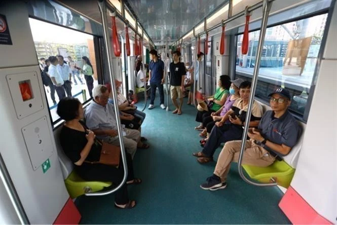 Passengers use the 8.5-km elevated section of the Nhon-Hanoi Station metro line in the first day of commercial operation on August 8. (Photo: VNA) 