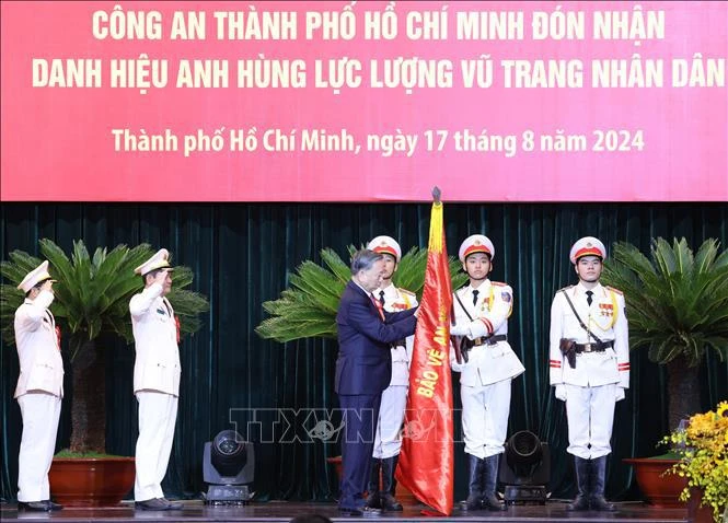 Party General Secretary and President To Lam presents the title of Hero of the People's Armed Forces to the Ho Chi Minh City Department of Public Security at a ceremony on August 17. (Photo: VNA)