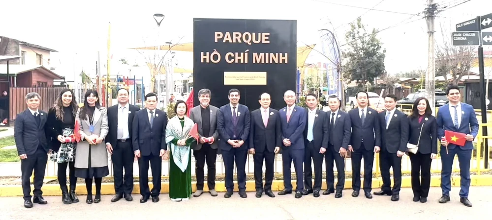 The Hanoi delegation visit Ho Chi Minh Monument in Santiago during their working trip to Chile. (Photo: VNA)