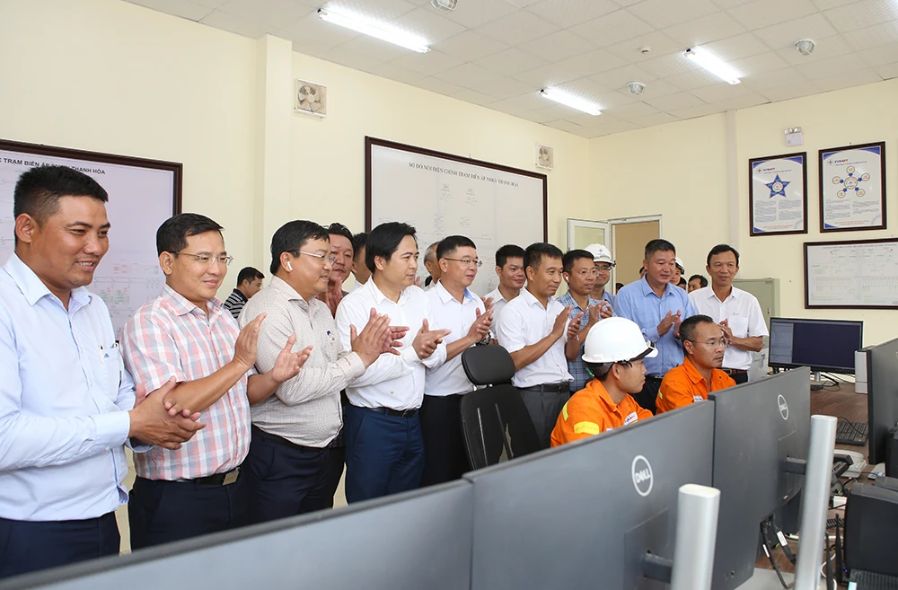 Representatives of EVNNPT and related units at the ceremony to send electricity to the Quynh Luu - Thanh Hoa 500kV Circuit-3 transmission line. (Photo: VGP)