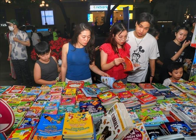 People visit Hanoi Book Fair 2023. (Photo: VNA)