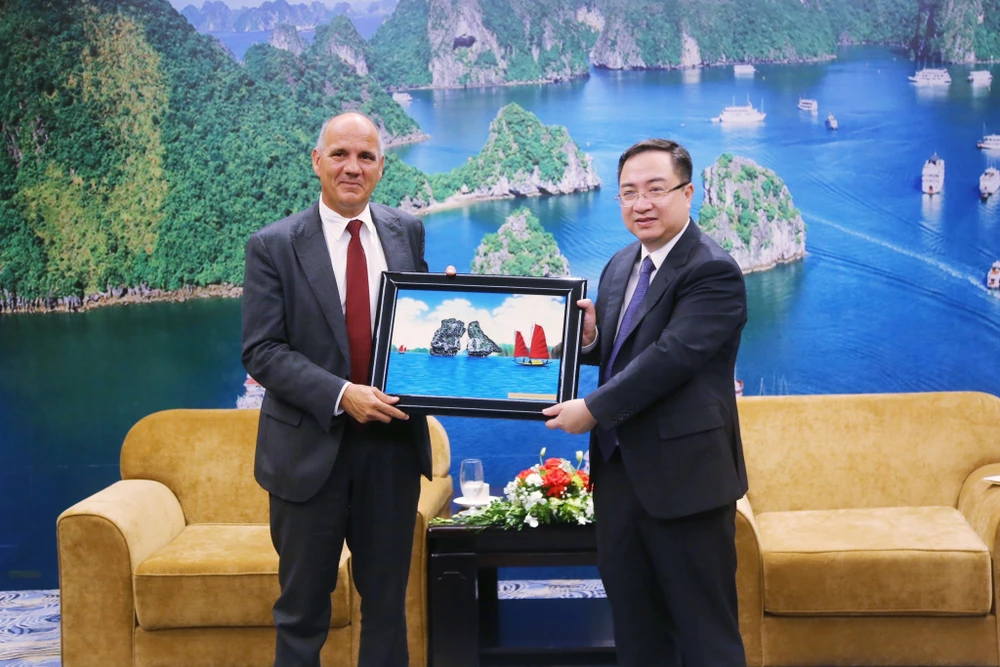 Deputy Secretary of the provincial Party Committee Dang Xuan Phuong (right) receives General Secretary of the Portuguese Communist Party Paulo Raimundo. (Photo: baoquangninh.vn)