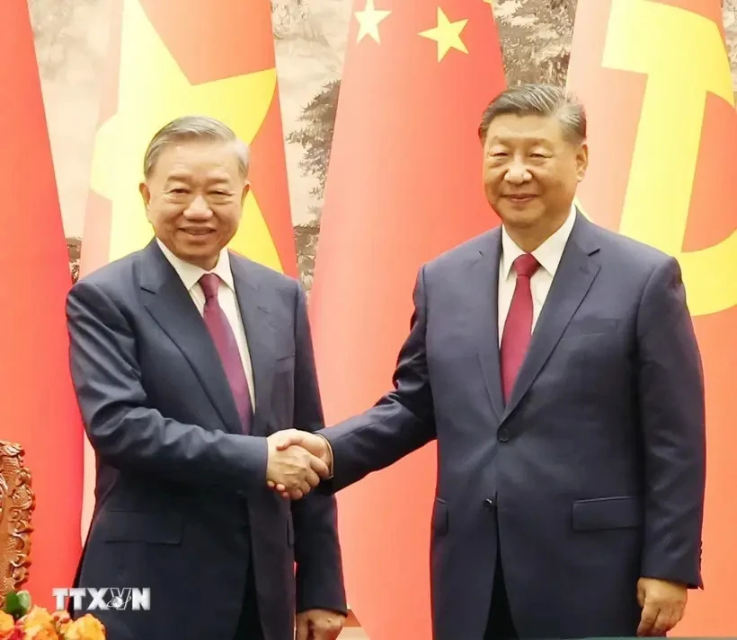 Party General Secretary and President To Lam (L) and his Chinese counterpart Xi Jinping (Photo: VNA)