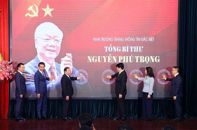 Politburo member and standing member of the Party Central Committee’s Secretariat Luong Cuong and delegates at the launching ceremony of the special page on late Party General Secretary Nguyen Phu Trong. (Photo: VNA)