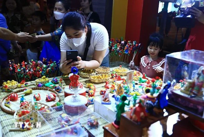 Visitors at the Hanoi Tourism Gift Festival 2023. (Photo: VNA)