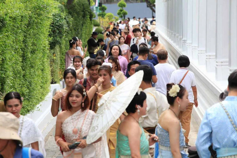 Tourists visit the Temple of Dawn in Bangkok. (Photo: Bangkokpost)