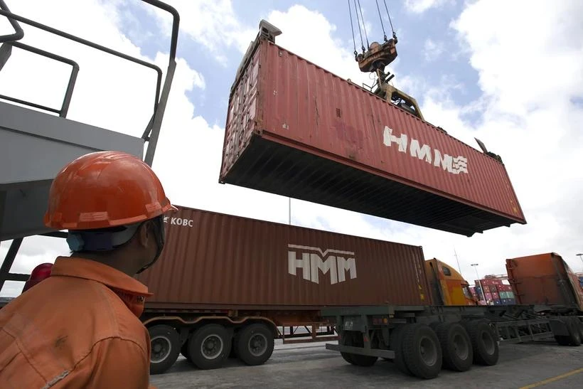 Customs clearance activities drive import-export growth (Photo: VietnamPlus)