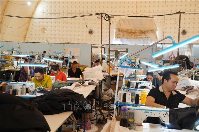 Vietnamese labourers working at the "Hanoi" garment factory , which is near conflict zones in Russia's Kursk oblast, are still working hard to ensure timely delivery of products to customers. (Photo: VNA)