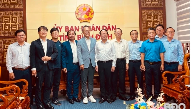 Provincial leaders and Korean Air delegation in Ho Chi Minh City pose for a group photo. (Photo: baobinhdinh.vn)