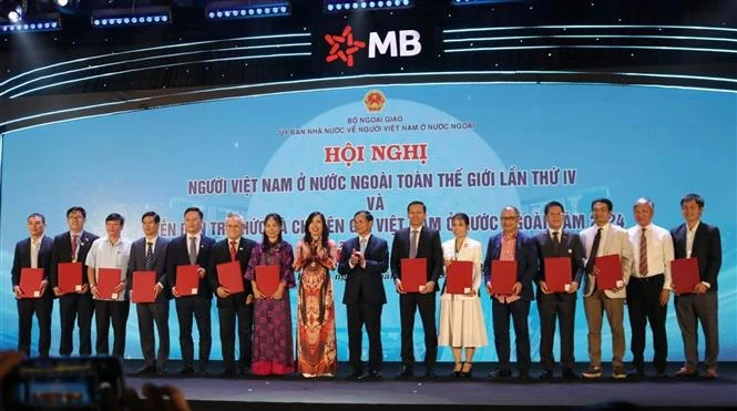 Minister of Foreign Affairs Bui Thanh Son (8th from right) and Deputy Minister of Foreign Affairs Le Thi Thu Hang (8th from left), Chairwoman of the State Committee for Overseas Vietnamese, witness the signing of 10 Memoranda of Understanding and cooperation agreements within the framework of the conference and the forum. (Photo: VNA)