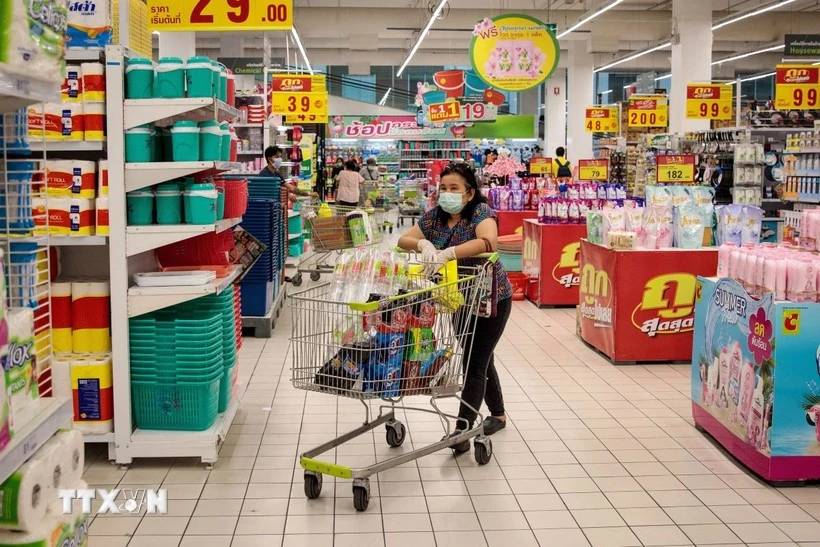 People shop at a supermarket in Bangkok, Thailand. (Photo: AFP/VNA)