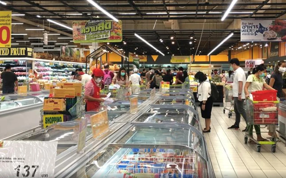 At a supermarket in Bangkok (Photo: VNA)