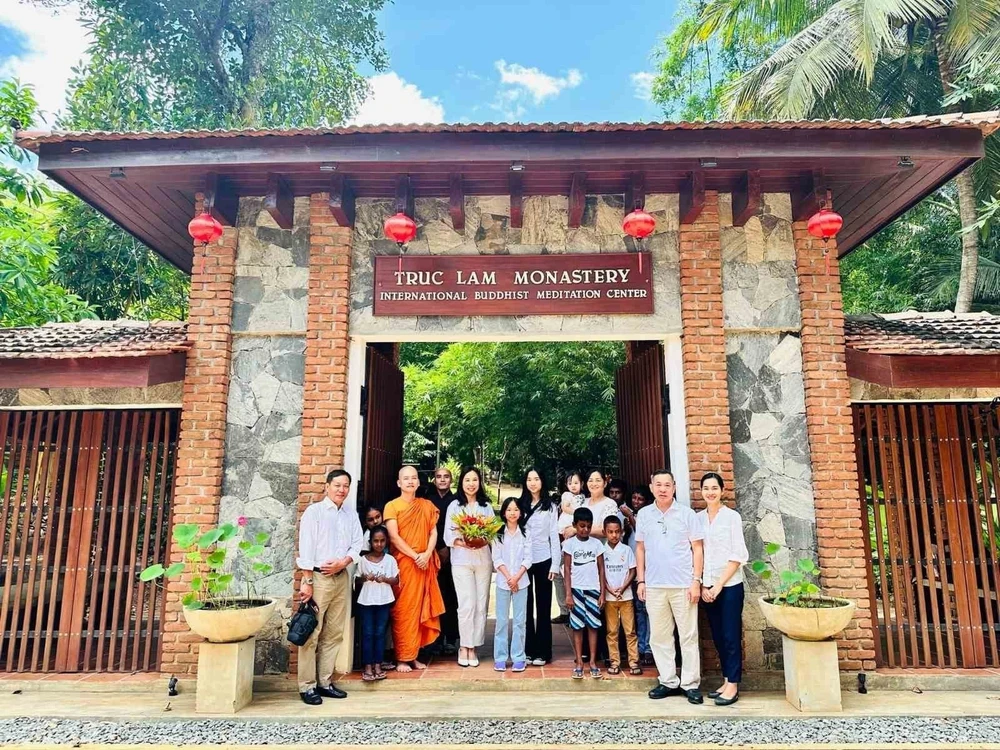 A delegation from the Vietnamese Embassy in Sri Lanka in a visit to the Truc Lam Zen Monastery (Photo: VNA)