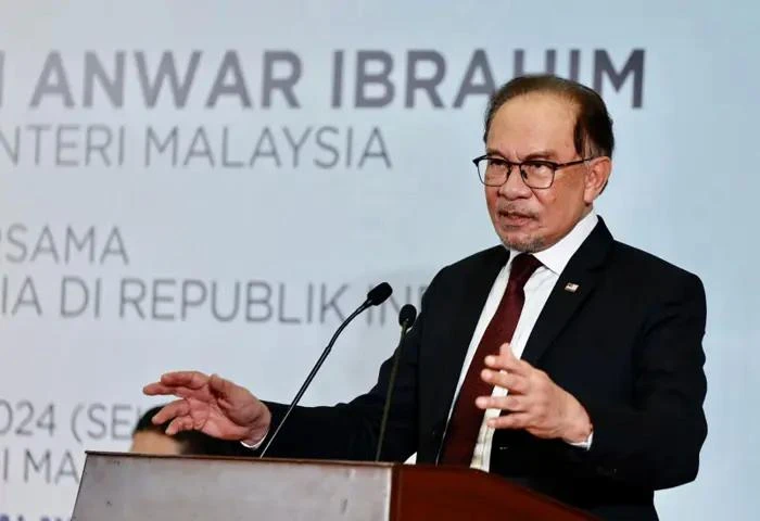 Malaysian Prime Minister Datuk Seri Anwar Ibrahim delivers a speech during a gathering with the Malaysian diaspora in India at the multipurpose hall of the Malaysian High Commission in India on Aug 20, 2024. (Source: Bernama)