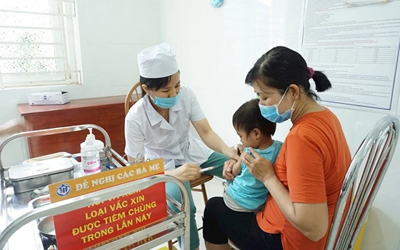 A child is vaccinated in Can Tho city as part of the national expanded programme on immunisation. (Photo: EPI)